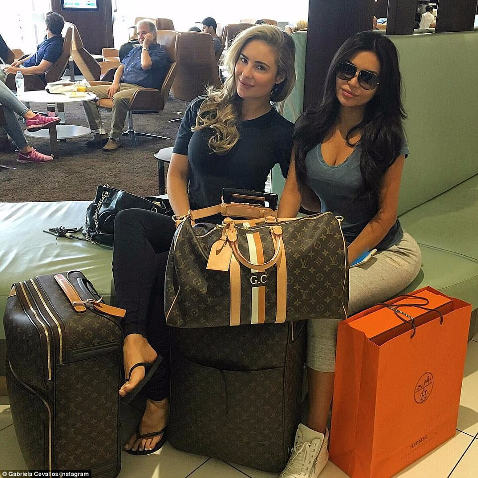 Tiểu thư nhà giàu Australia dường như sử dụng Instagram để phô trương những chuyến đi mua sắm đắt tiền.