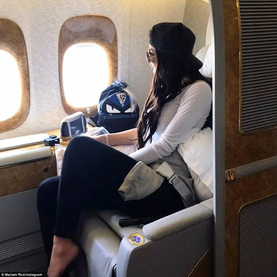 Mỗi chuyến đi chơi, họ đều trải nghiệm những dịch vụ xa xỉ trên khoang hạng thương gia. Nguồn ảnh: Instagram.