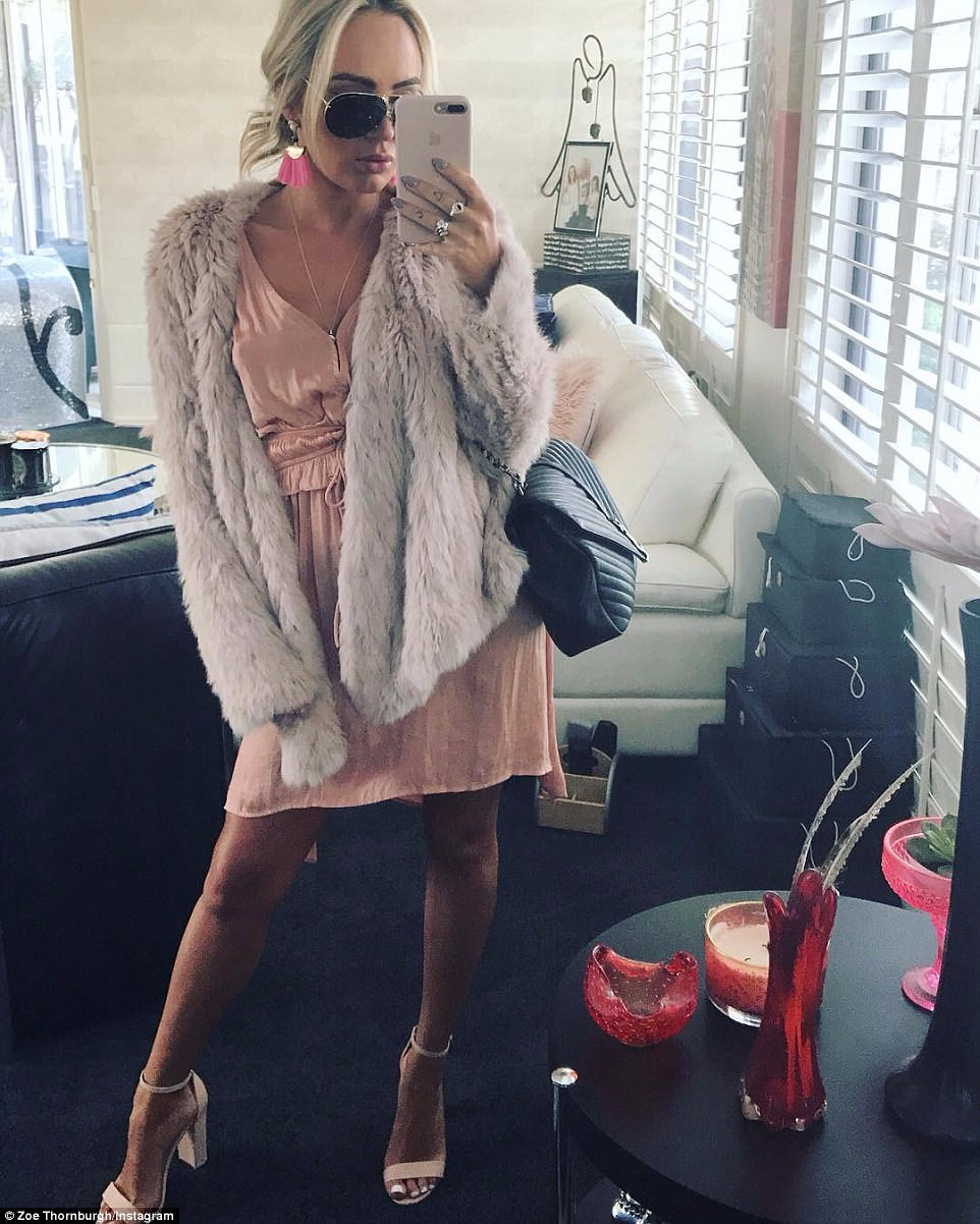 Các cô gái trẻ khoe quần áo hàng hiệu ở mọi lúc, mọi nơi.