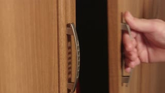 Tu quan ao boc mui, mo ra thay dieu kinh hoang