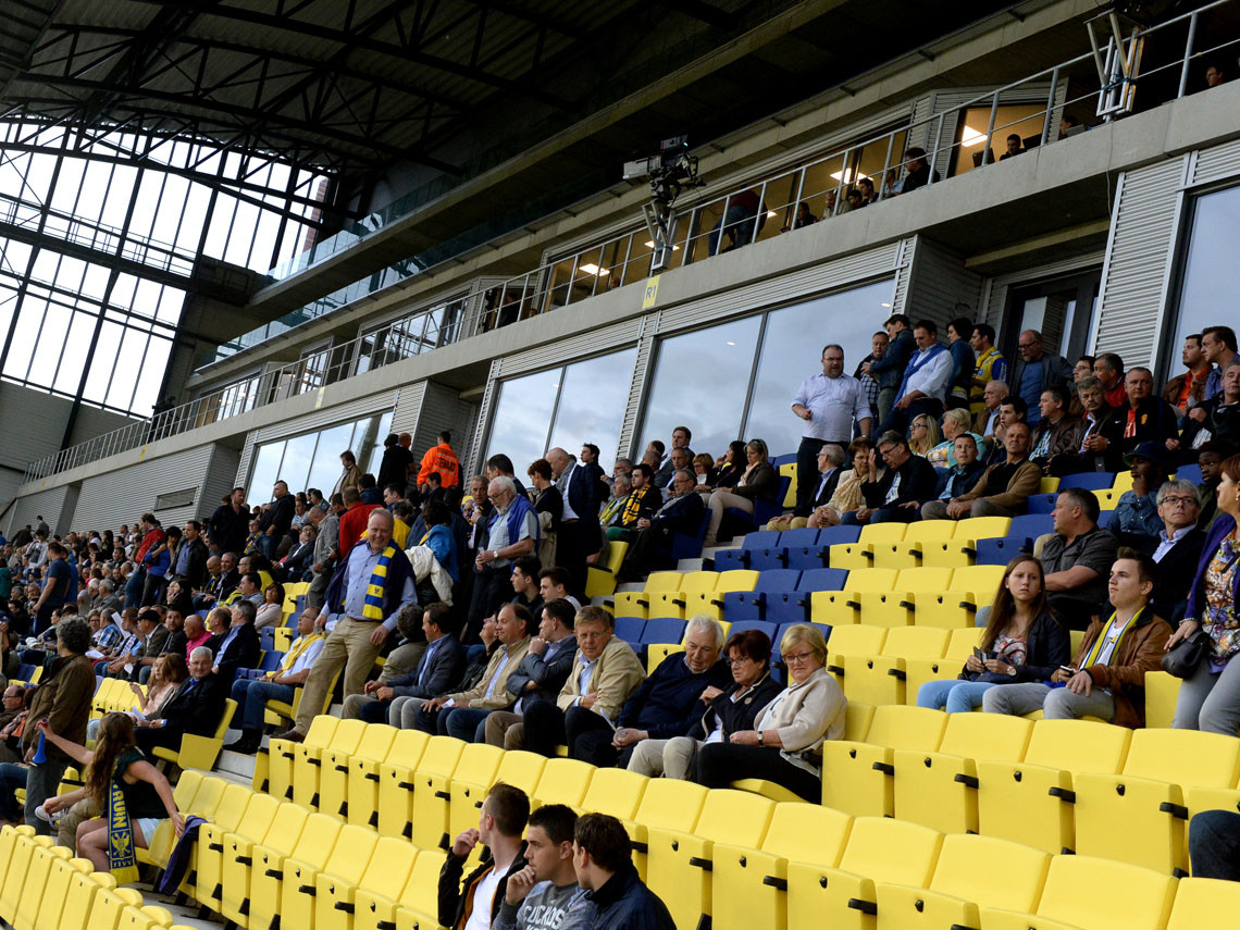 Khán đài trên sân vận động đều có thiết kế mái che. Ảnh: Stayen - STVV.