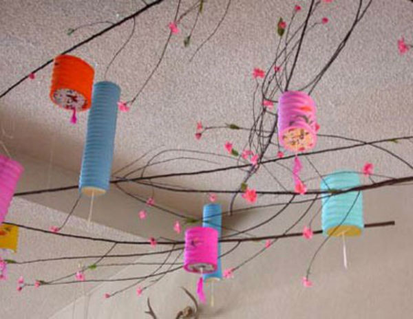 Chỉ với một số nguyên liệu đơn giản như giấy, ruy băng nhiều màu sắc là bạn đã có thể tạo nên nét mới đột phá cho ngôi nhà. Ảnh: Internet.