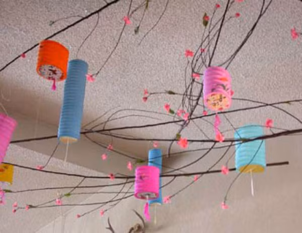 Chỉ với một số nguyên liệu đơn giản như giấy, ruy băng nhiều màu sắc là bạn đã có thể tạo nên nét mới đột phá cho ngôi nhà. Ảnh: Internet.