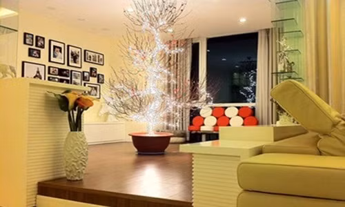 Hãy bắt đầu bằng công việc trang trí nhà ngày cuối năm từ cửa ra vào, tường và trần nhà. Ảnh: Wiki.