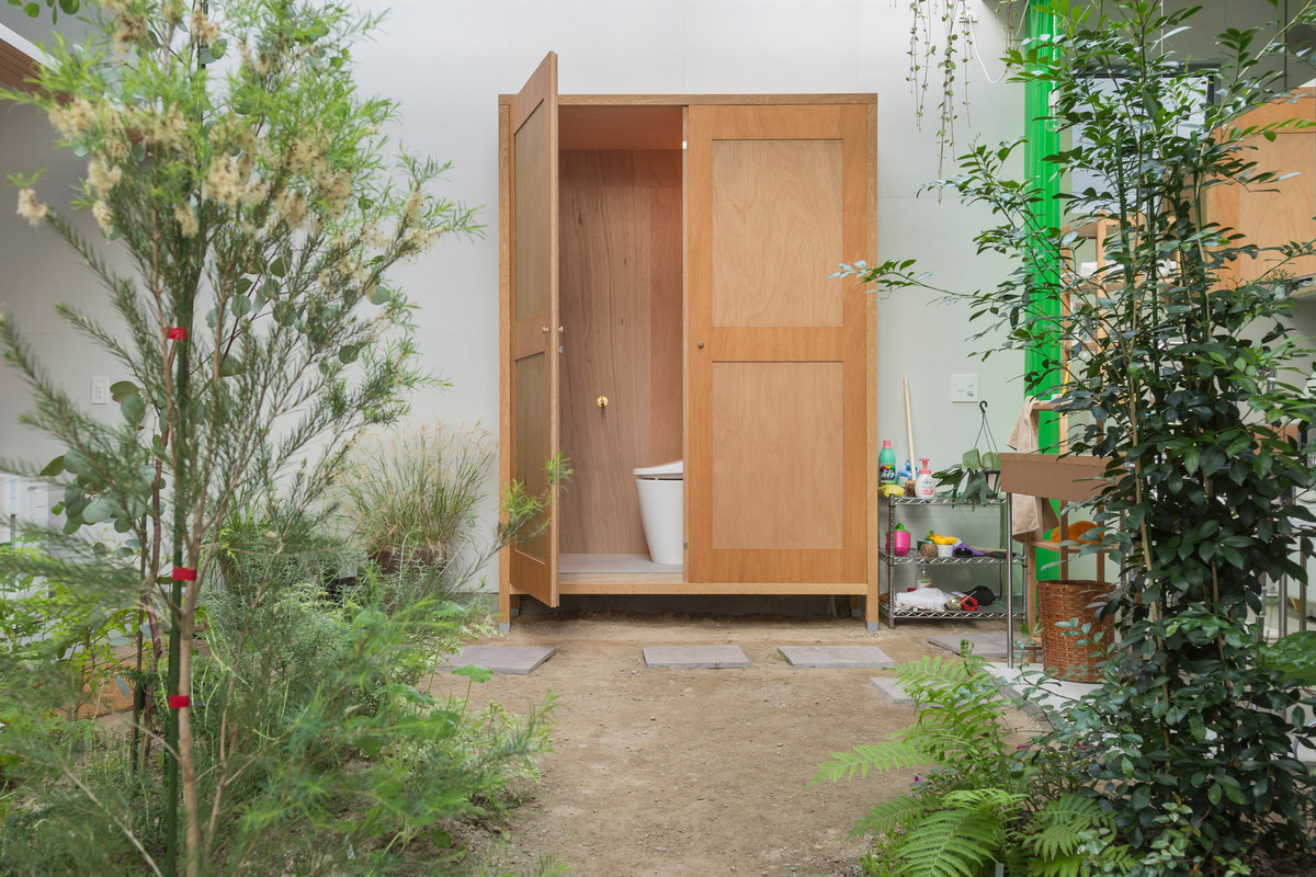 Khu vườn như một gạch nối giữa không gian trong và ngoài, đồng thời là nơi ghi dấu niềm vui của cả gia đình.