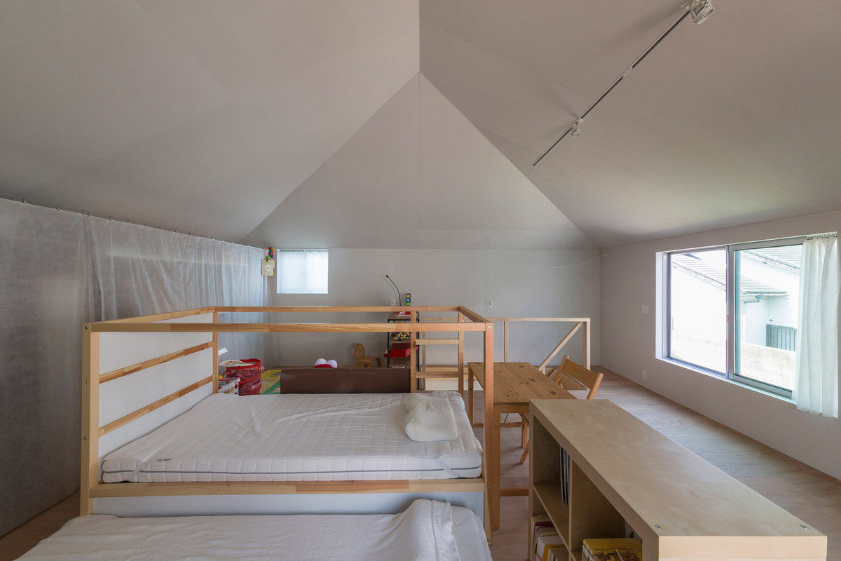 Tầng trên là không gian phòng ngủ.