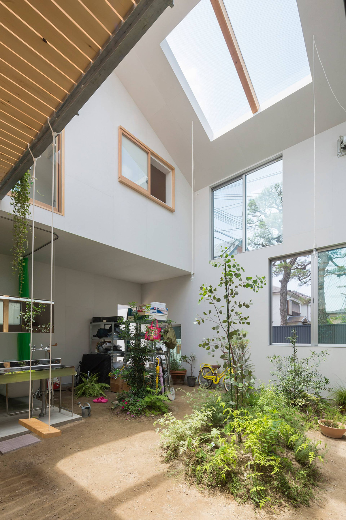 Thay vì tạo ra sự riêng biệt giữa các khu vực chức năng, kiến trúc sư chọn cách kết nối với nhau.