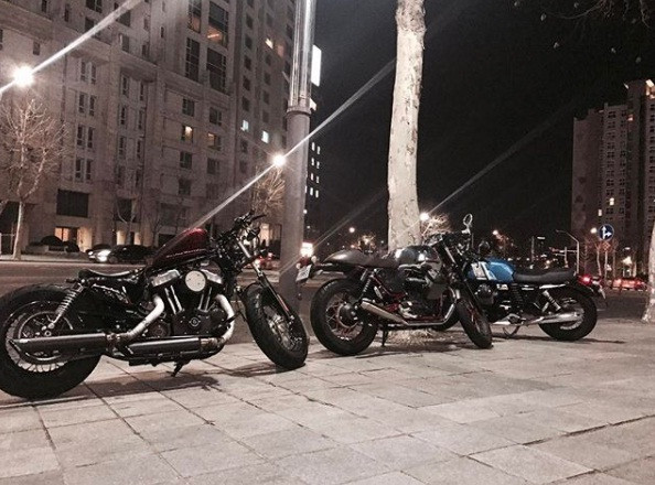 Ji Chang Wook còn ở trong nhóm cùng đam mê du lịch và yêu thích xe mô tô. Ảnh: Instagram.