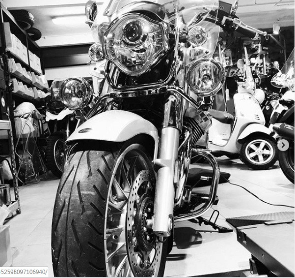 Để xả stress, Ji Chang Wook thường lái xe mô tô cùng với bạn bè, đến những địa điểm cách xa Seoul. Ảnh: Instagram.