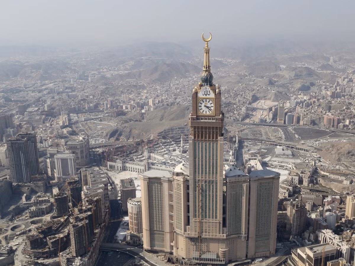 601m là chiều cao của Makkah Royal Clock Tower (Saudi Arabia). Tòa nhà bao gồm 120 tầng, được hoàn thành vào năm 2012.