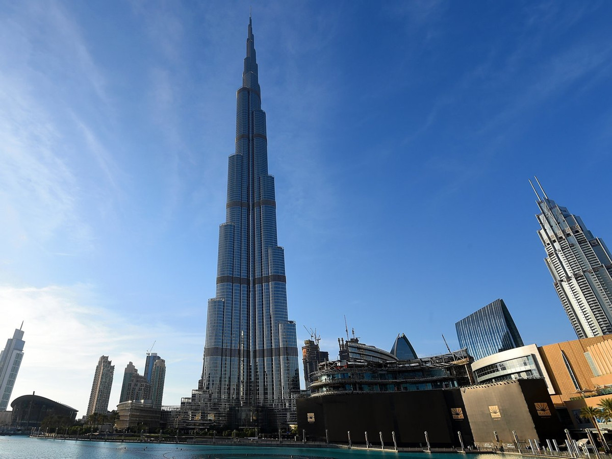 Với chiều cao 827,8m, Burj Khalifa (Dubai) hiện vẫn là tòa nhà chọc trời cao nhất thế giới. Công trình hoàn thành năm 2010, bao gồm 163 tầng.