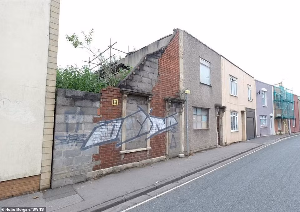 Căn thiếu mái đã bị bong tróc toàn bộ sơn bên ngoài, cửa ra vào và cửa sổ của nó được lát gạch kín.