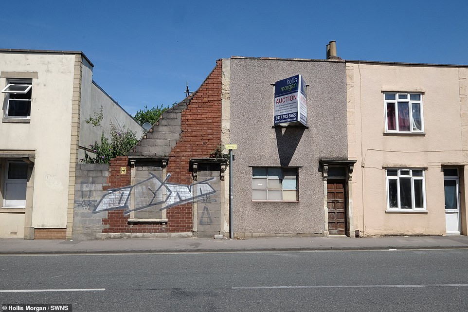 Qua choang voi muc 9 ty cho ngoi nha vo chu do nat, rac thai ngap ngua