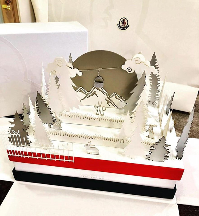 Moncler được biết đến là nhà mốt chuyên thiết kế những kiểu áo phao sành điệu cho mùa đông. Vì thế, hộp bánh Trung thu của hãng cũng mô phỏng hình ảnh khu vườn tuyết trắng, với những chú thỏ xung quanh cùng logo của hãng đặt ở trung tâm. Ảnh: Instagram.
