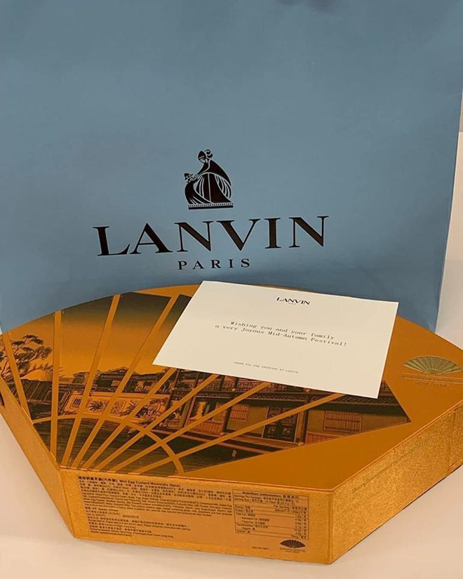 Thương hiệu Lanvin dành tặng khách dịp Trung thu hộp bánh theo dạng hình cánh quạt. Ảnh: Instagram.