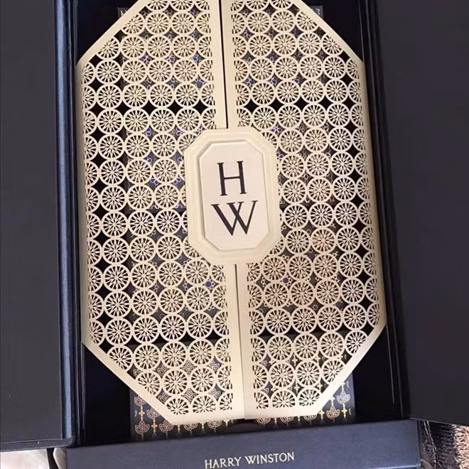 Thương hiệu trang sức cao cấp Harry Winston tặng cho tín đồ thời trang hộp bánh Trung thu sắc xanh sang trọng, cùng phần giấy được thiết kế mô phỏng cánh cổng chào trong các nhà hàng theo phong cách Trung Hoa. Ảnh: Instagram.