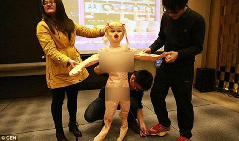 Dịp Tết 2016, công ty Internet Lianlian có trụ sở ở Quảng Châu tổ chức hội nghị tổng kết cuối năm và trao thưởng cho 6 nhân viên nam có thành tích xuất sắc trong năm bằng 6 con búp bê tình dục.