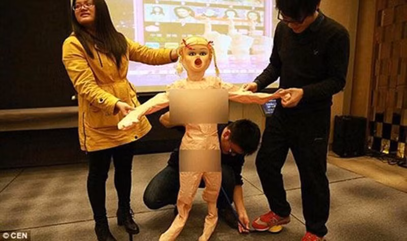 Dịp Tết 2016, công ty Internet Lianlian có trụ sở ở Quảng Châu tổ chức hội nghị tổng kết cuối năm và trao thưởng cho 6 nhân viên nam có thành tích xuất sắc trong năm bằng 6 con búp bê tình dục.