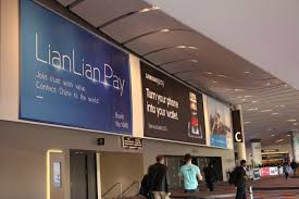 Các lãnh đạo công ty còn được thưởng thêm vé tàu, phiếu giảm giá hát karaoke thay cho tiền thưởng. Dù vậy, món quà này chỉ khiến các nhân viên bất ngờ chứ không mấy hài lòng.