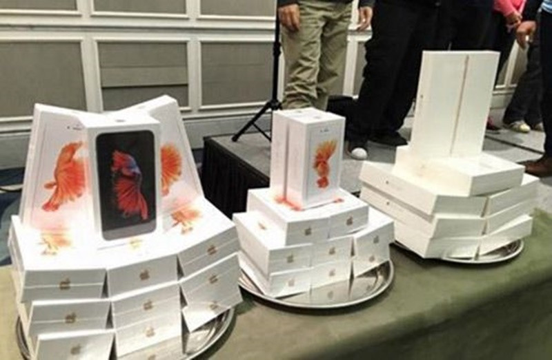 Để tri ân nhân viên vào dịp Tết, một công ty ở Trung Quốc đã mạnh tay chi tiền, mua hàng loạt điện thoại Iphone 6S và đồng hồ Rolex. Nhân viên có thâm niên từ 5 năm trở lên sẽ được tặng một Iphone 6S Plus, từ 3 đến 5 năm là một chiếc Iphone 6S.