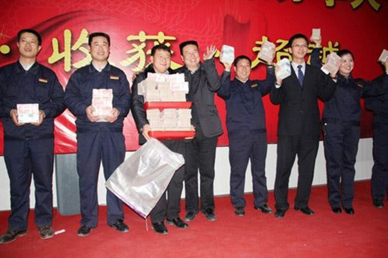 Do không thể ôm nổi số tiền “khổng lồ”, nhiều nhân viên trong công ty phải đem bao tải đi để đựng.