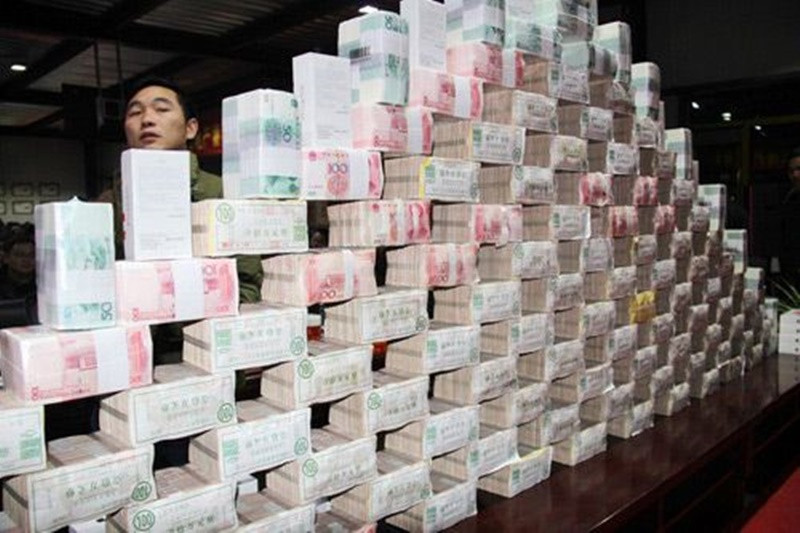 Một công ty bất động sản ở Hà Nam (Trung Quốc) đã khiến dân mạng một phen xôn xao khi thưởng cho nhân viên cả bao tải tiền.