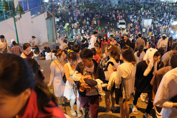 Lượng khách đổ về đông, tình trạng rác thải chất đống và các thùng rác quá tải là không tránh khỏi.