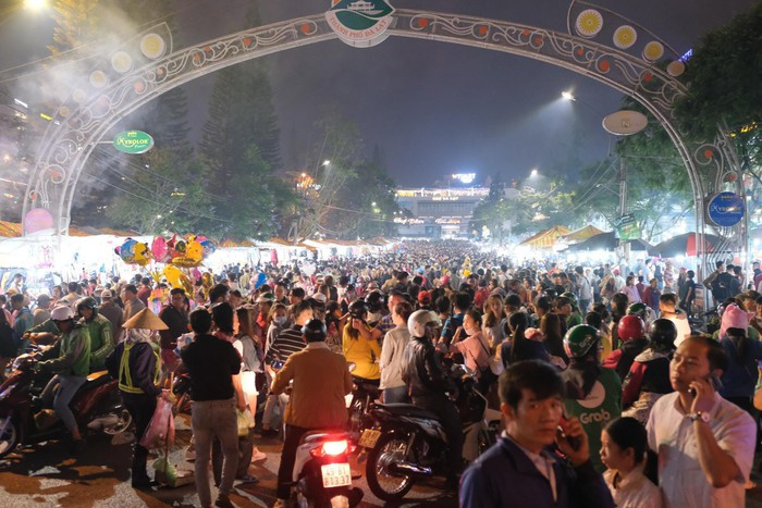 Từ 18h, khách du lịch bắt đầu đổ về chợ Đà Lạt. Vốn đặc trưng là địa hình cao nguyên, thời tiết se mát nhưng những ngày này, nhiều du khách nhận xét Đà Lạt "không còn như xưa".