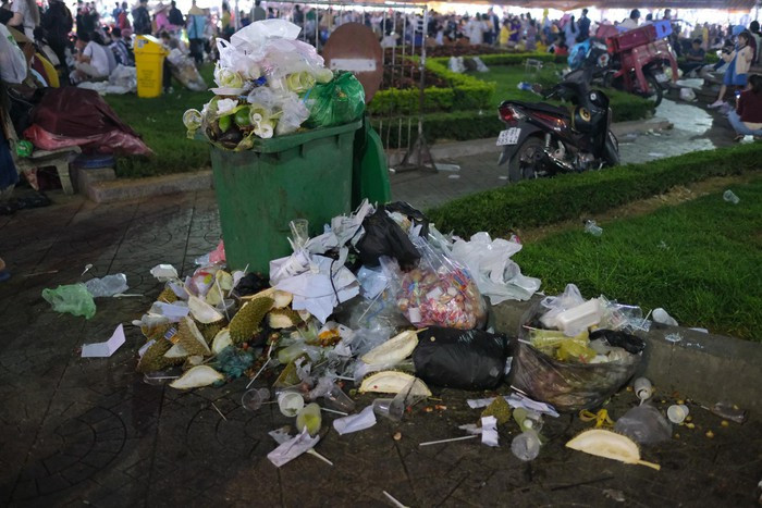 Lượng khách đổ về đông, tình trạng rác thải chất đống và các thùng rác quá tải là không tránh khỏi.