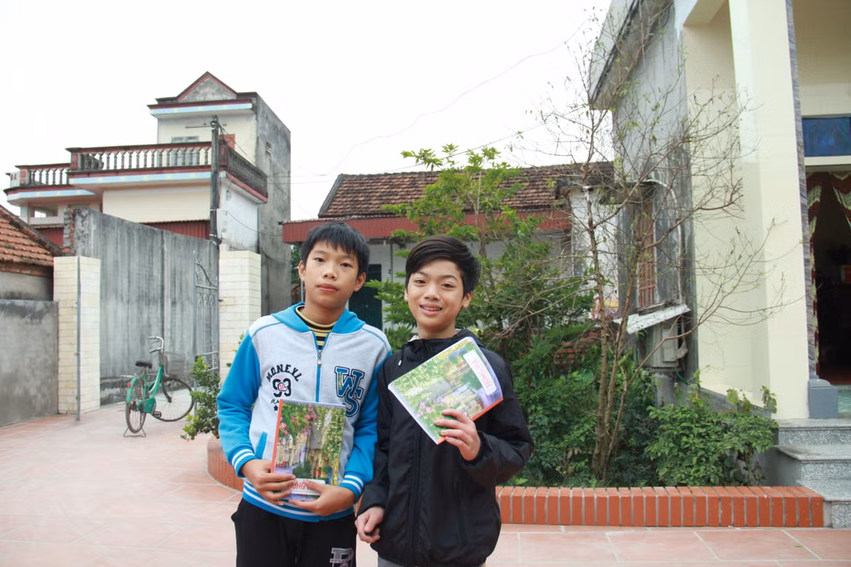 Nhiều cổ động viên nhí cũng tìm đến nhà Văn Hậu để xin chữ ký. Ảnh: Thegioitre.