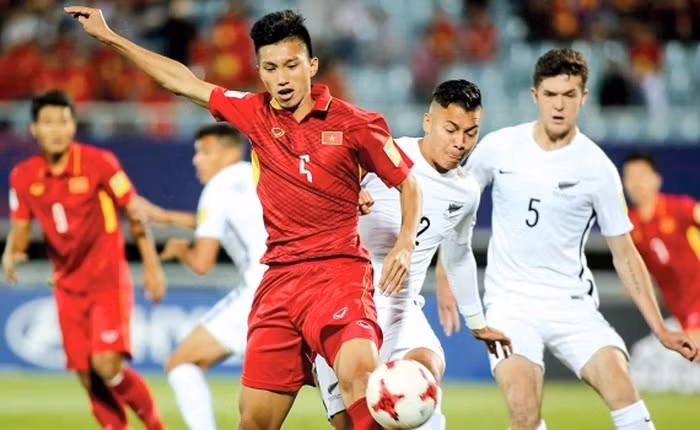 Chi phí mượn Văn Hậu khoảng 2,3 tỷ đồng ở mùa đầu tiên, nhưng giá mua trong trường hợp hậu vệ này vượt qua thẩm định chuyên môn chưa được chốt. Đoàn Văn Hậu nhiều khả năng trở thành cầu thủ đắt giá nhất lịch sử bóng đá Việt Nam nếu bản hợp đồng giữa CLB Hà Nội và Austria Wien được ký kết thành công. Ảnh: Vietnamnet.