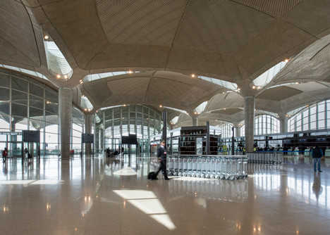 Trong khi đó, lưới hỗ trợ của các cột bê tông có các đầu chẻ được thiết kế trông giống như thân cây.