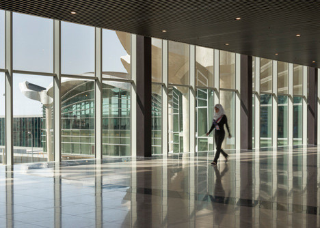 Nhà ga hình tổ ong tối tân tại sân bay Queen Alia được khánh thành vào tháng 3/2013.