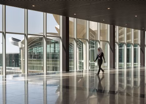 Nhà ga hình tổ ong tối tân tại sân bay Queen Alia được khánh thành vào tháng 3/2013.