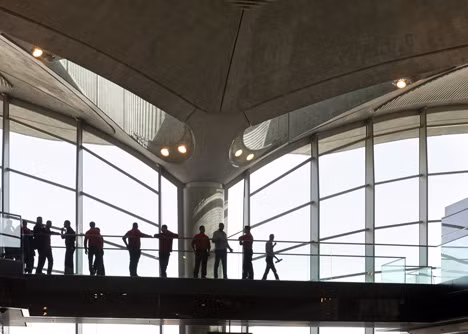 Khối bê tông trong nhà ga hiển thị tông màu nâu để phù hợp với sắc thái của sa mạc xung quanh. Để tạo ra màu này, các kiến trúc sư đã trộn vật liệu với sỏi địa phương.