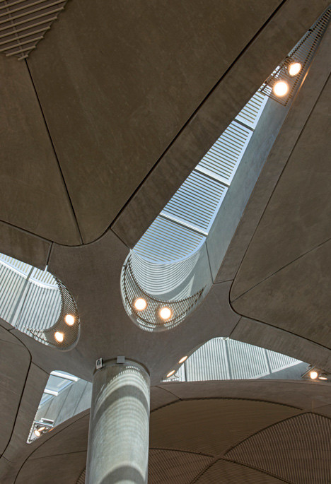 Trần nhà ga bằng bê tông cũng giúp duy trì khí hậu bên trong ổn định khi có sự thay đổi về nhiệt độ diễn ra trong mùa hè.