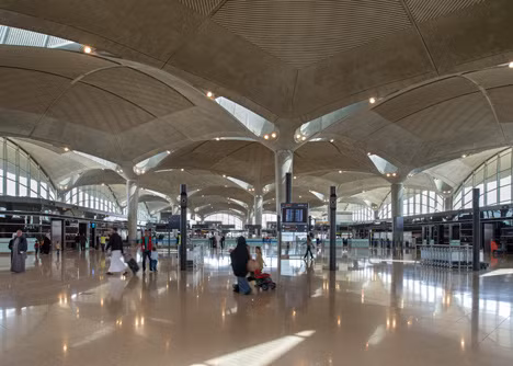 Mặt dưới của mỗi mái vòm được chạm nổi giúp trông giống như bề mặt của một chiếc lá.