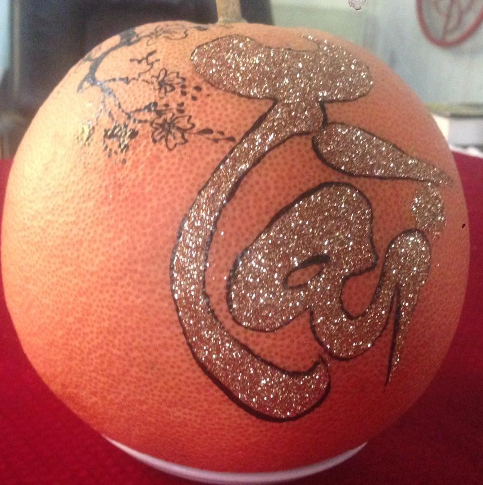 Đặc biệt, những trái bưởi thiết kế cầu kỳ theo đặt hàng, thuộc hàng tuyển lựa có thể lên tới cả triệu đồng. Ảnh: Buoidotienvua.