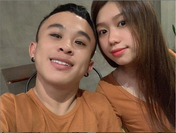 Về cô bạn gái cao hơn cả cái đầu, Xuân Tiến dí dỏm cho rằng mình và bạn gái trẻ trung đến nỗi