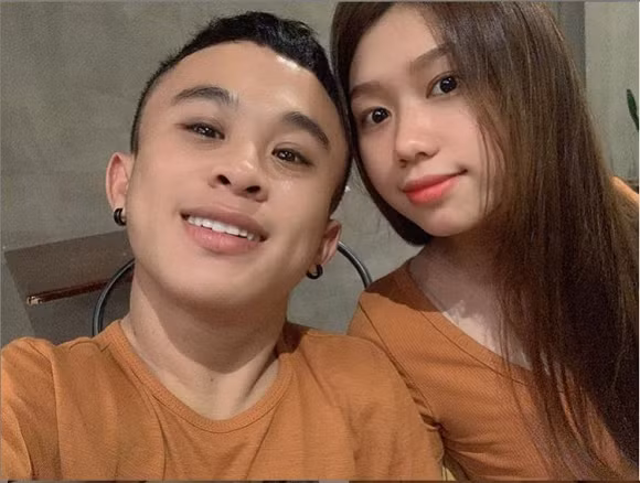 Về cô bạn gái cao hơn cả cái đầu, Xuân Tiến dí dỏm cho rằng mình và bạn gái trẻ trung đến nỗi