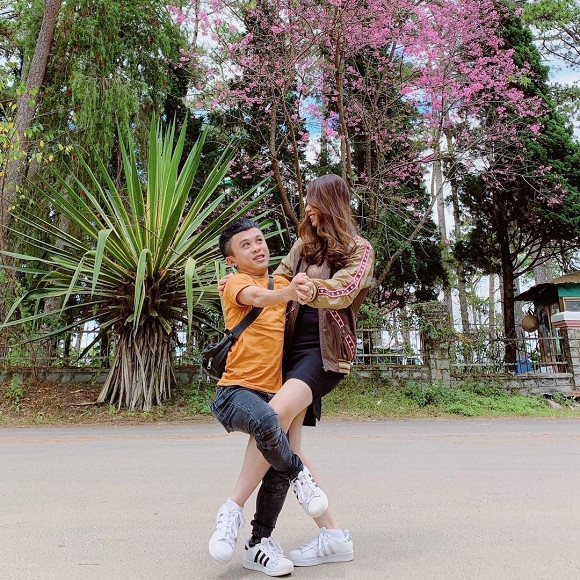 Nguyên nhân làm cho Xuân Tiến không lớn được, giữ mãi hình dáng nhỏ bé như một đứa trẻ là do tuyến yên có vấn đề và uống quá nhiều thuốc lúc nhỏ.