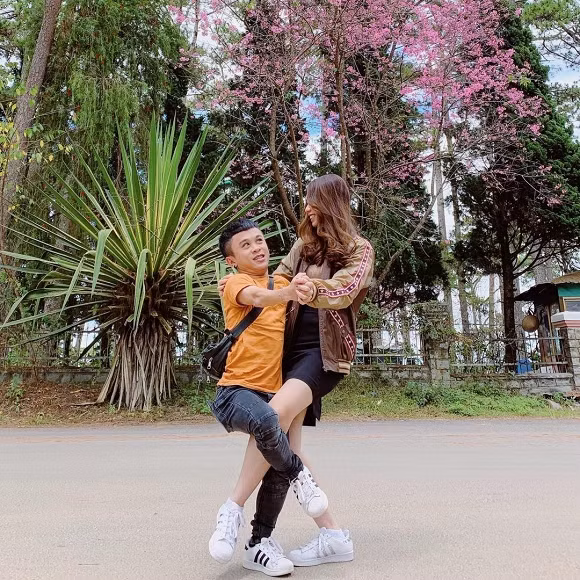 Nguyên nhân làm cho Xuân Tiến không lớn được, giữ mãi hình dáng nhỏ bé như một đứa trẻ là do tuyến yên có vấn đề và uống quá nhiều thuốc lúc nhỏ.