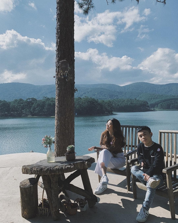 Đến năm 2 tuổi, Trần Xuân Tiến liên tiếp mắc các chứng bệnh như cảm sốt, đau bụng mà không rõ nguyên nhân. Việc uống và tiêm quá nhiều thuốc thang đã ảnh hưởng đến sự phát triển thể chất. Chính điều này là một trong những nguyên nhân làm cho Tiến vẫn mãi giữ dáng hình nhỏ bé như một đứa trẻ.