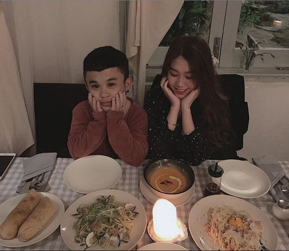 Trên trang cá nhân, Xuân Tiến chia sẻ nhiều hình ảnh tình tứ, ngọt ngào bên cạnh người yêu.