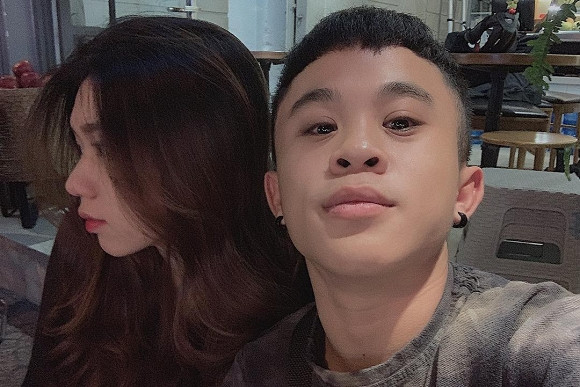 Đến năm 2 tuổi, Trần Xuân Tiến liên tiếp mắc các chứng bệnh như cảm sốt, đau bụng mà không rõ nguyên nhân. Việc uống và tiêm quá nhiều thuốc thang đã ảnh hưởng đến sự phát triển thể chất. Chính điều này là một trong những nguyên nhân làm cho Tiến vẫn mãi giữ dáng hình nhỏ bé như một đứa trẻ.