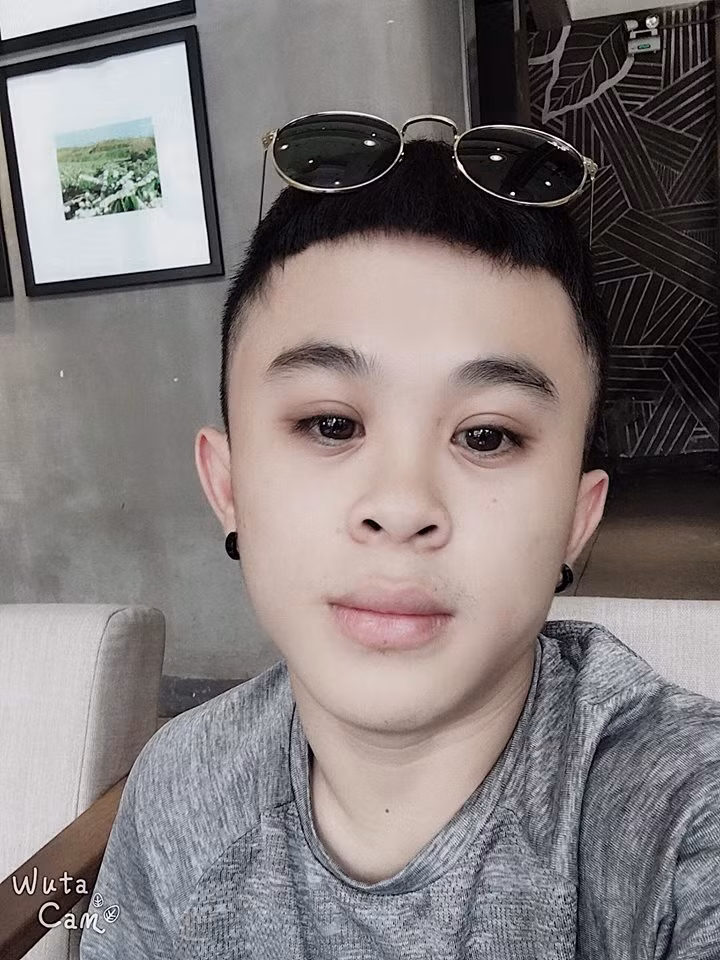 Trần Xuân Tiến kể lại: “Sau này em đi khám bác sĩ mới biết được, trong quá trình hút đã làm ảnh hưởng đến tuyến yên phát triển hóc môn sinh trưởng. Cộng thêm tác dụng phụ của thuốc đã khiến em không thể cao lớn được”.