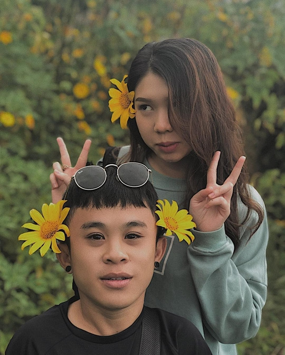 Nói về chiều cao chỉ bằng học sinh tiểu học của mình, Xuân Tiến cho biết trong gia đình bố có chiều cao 1m72, mẹ cao 1m68 còn em trai cũng cao gần mét 7 nhưng chỉ có mình anh là có ngoại hình đặc biệt, khác với tất cả mọi người.