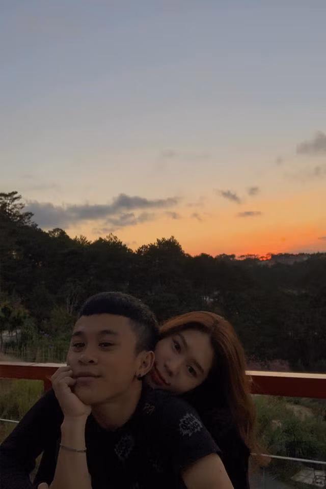 Gần đây, Xuân Tiến thường xuyên đăng ảnh tình tứ cùng một cô gái xinh đẹp. Được biết, cô gái này chính là người yêu mới của Xuân Tiến.