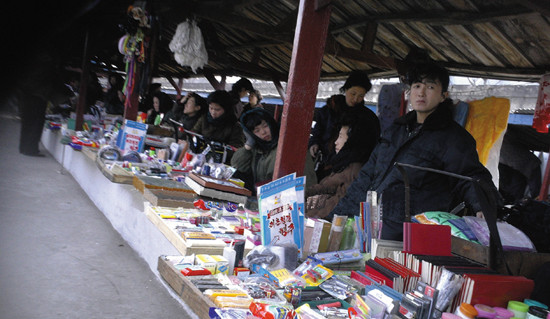 Ngoài các sản phẩm truyền thông, chợ còn bán một số mặt hàng điện tử nhập từ Trung Quốc. Ảnh: Northernsoul.