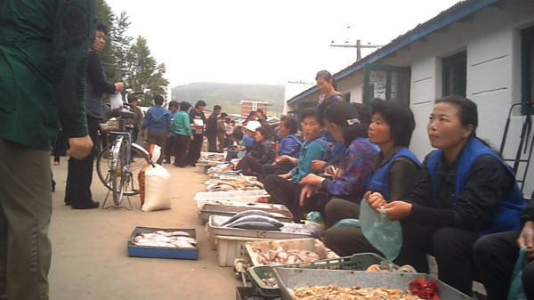 Khách mua khá đông đúc, thường tới từng gian hàng và chọn sản phẩm. Ảnh: Medium.